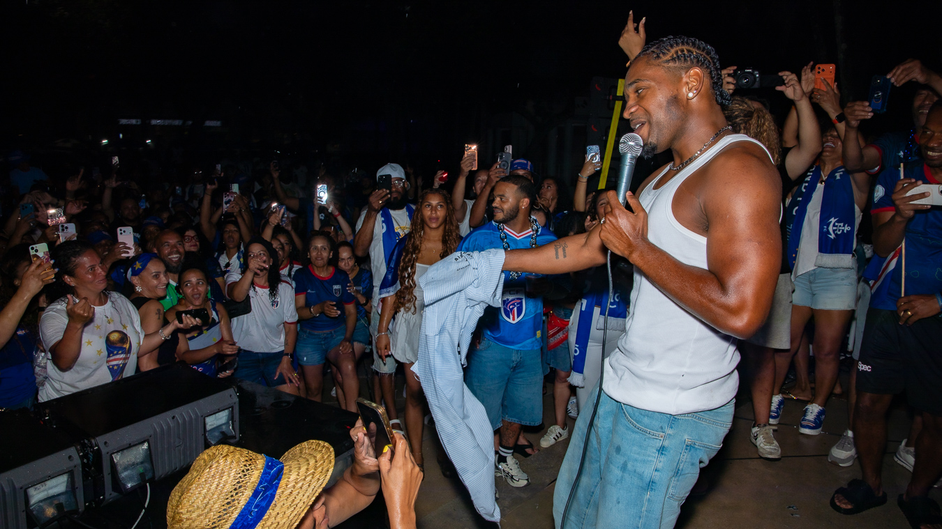 Cape Verdean artist performing before a crowd